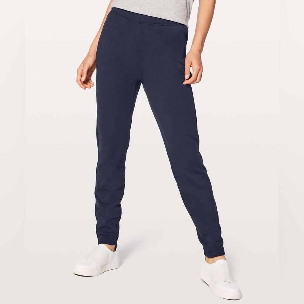 Lululemon Free To Roam Jogger Midnight Navy size 8
